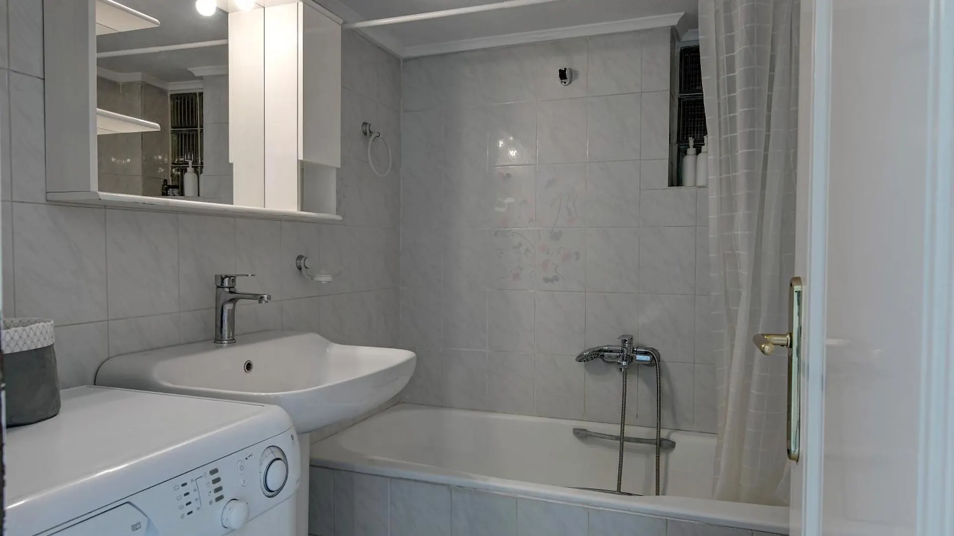 Great Apartment With Private Parking Tesalónica